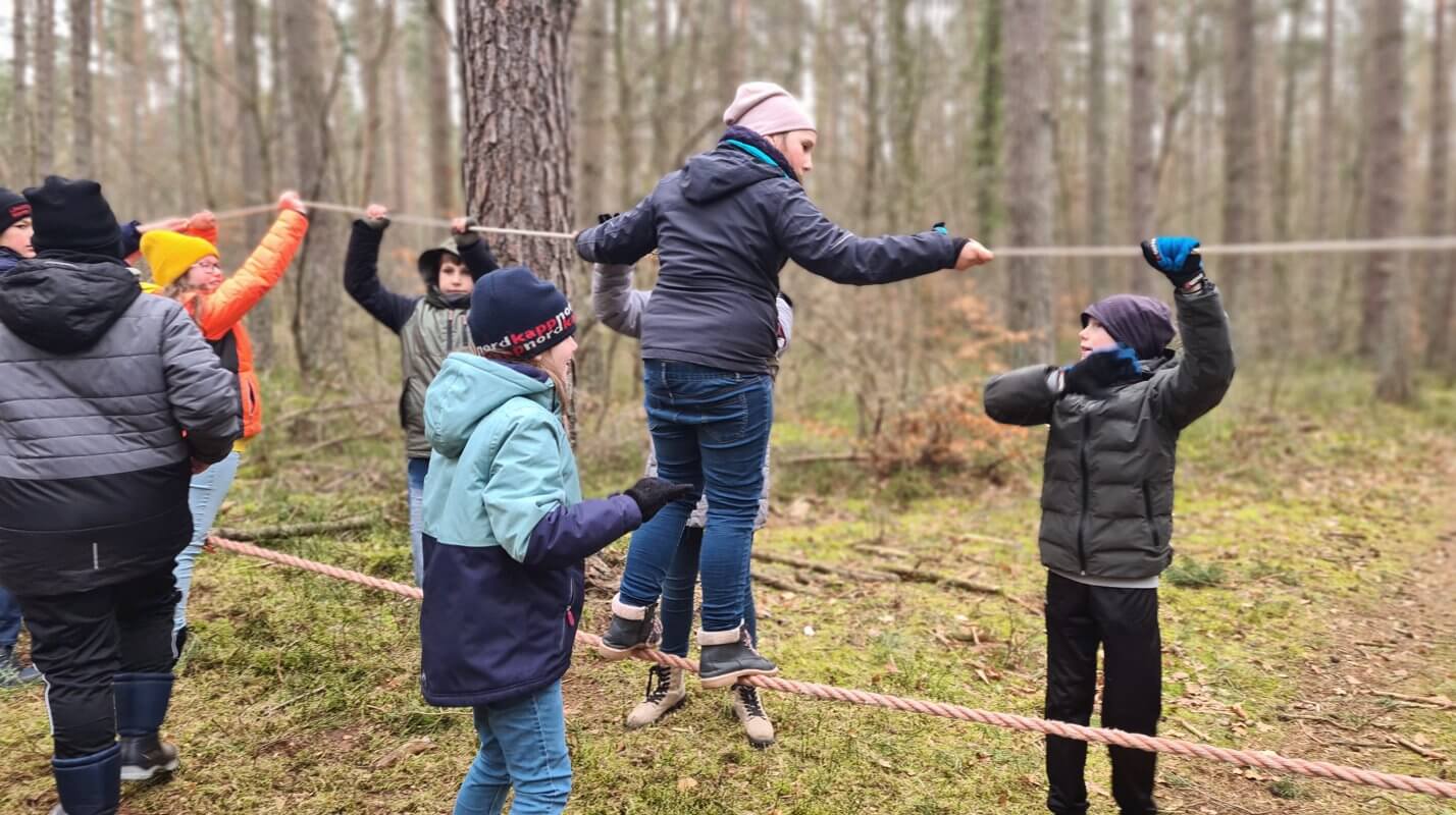 Kinder bei der Waldolympiade